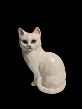 Vintage Beswick England  White Cat Figurine 4.5" Blue Eyes Kitten READ